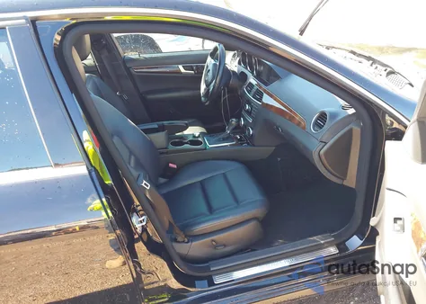 2012 Mercedes-Benz C 250 Luxury/Sport z USA, uszkodzony, nr VIN WDDGF4HB9CA620425